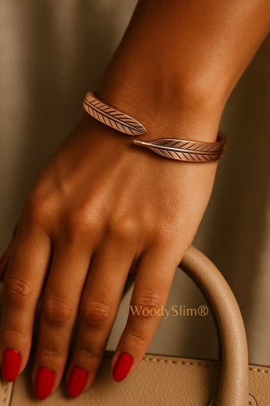 Bracelet en cuivre naturel WoodySlim – bijou bien-être à motif gravé porté au poignet, lumière dorée et mise en scène haut de gamme.