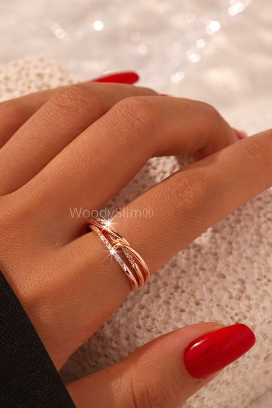 Bague ouverte en cuivre doré à double anneau WoodySlim®, finition brillante avec détail central, portée sur la main d’une femme aux ongles rouges et manche noire, bijou féminin élégant