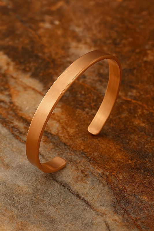 Bracelet en cuivre sur fond marbré brun – design brut et élégant
