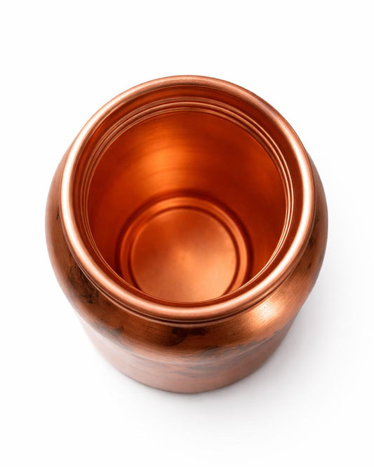Intérieur d’une gourde en cuivre WoodySlim montrant la finition brillante du métal.