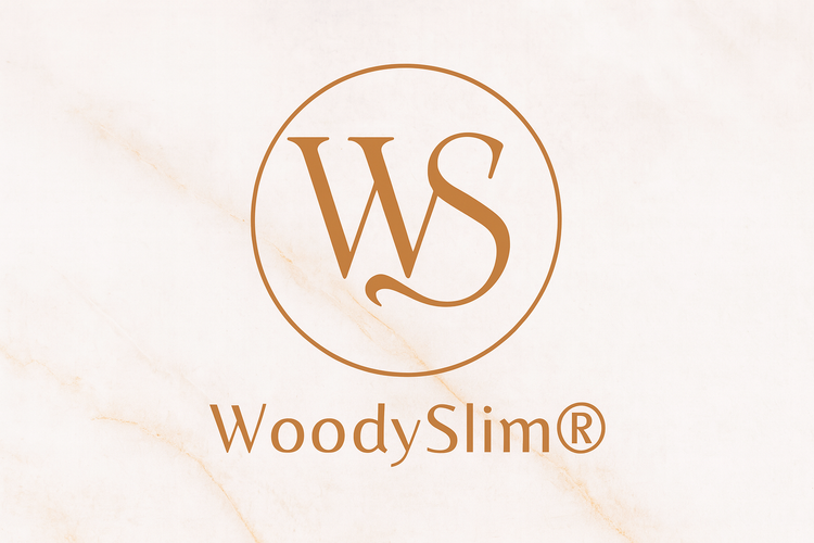 Logo officiel WoodySlim® cuivre sur fond transparent – marque bien-être vibratoire, soins naturels et accessoires cuivre
