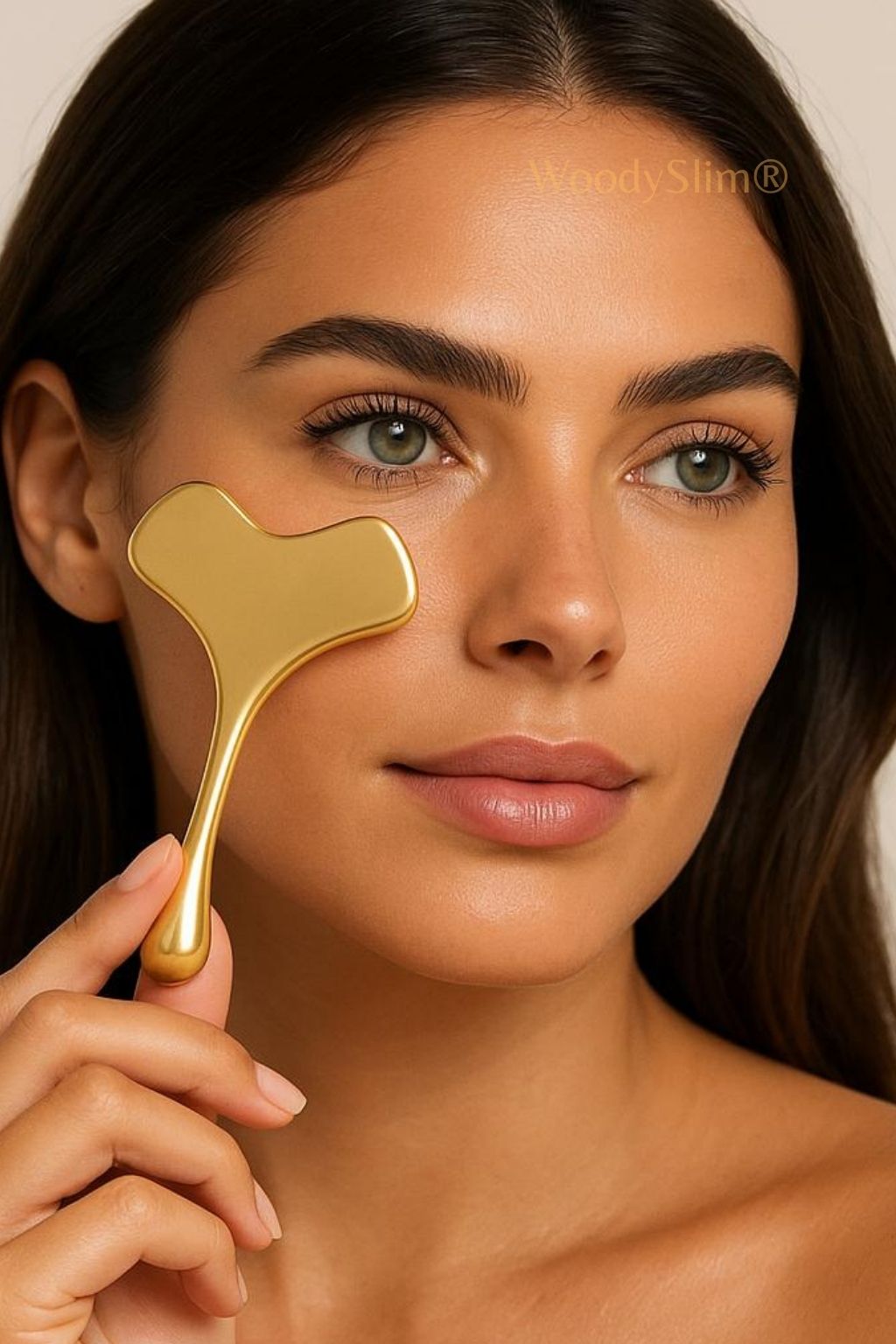 Accessoire visage WoodySlim – rituel beauté avec outil de massage en cuivre doré, peau éclatante et regard détendu, soin bien-être haut de gamme.