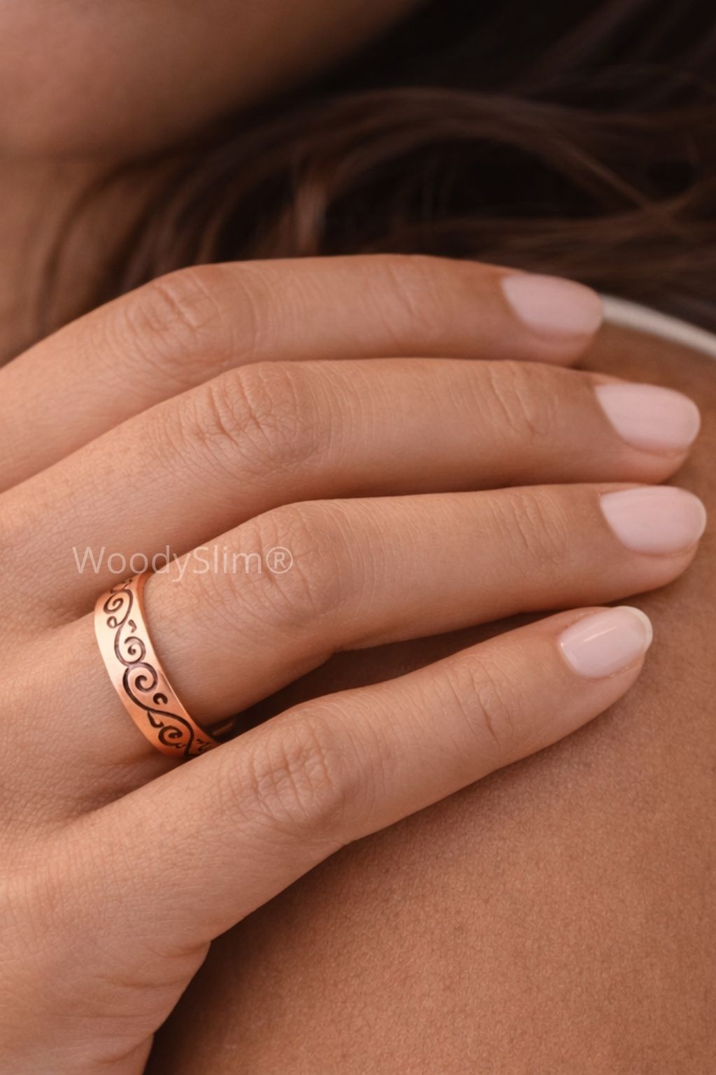 Bague en cuivre gravée portée sur la main d’une femme, anneau large au motif décoratif, bijou féminin WoodySlim.