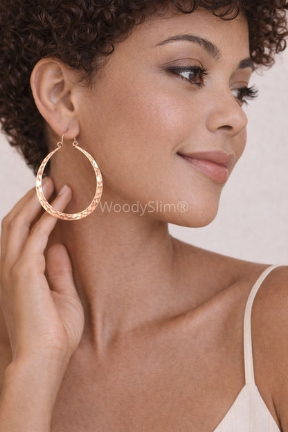 Boucles d’oreilles créoles en cuivre martelé portées par une femme, style naturel et lumineux, bijou féminin WoodySlim.