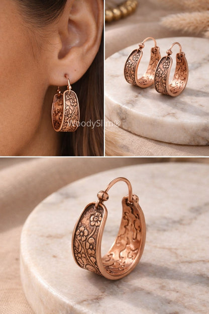 Boucles d’oreilles en cuivre gravé portées par une femme, style élégant et naturel, bijou féminin signé WoodySlim.