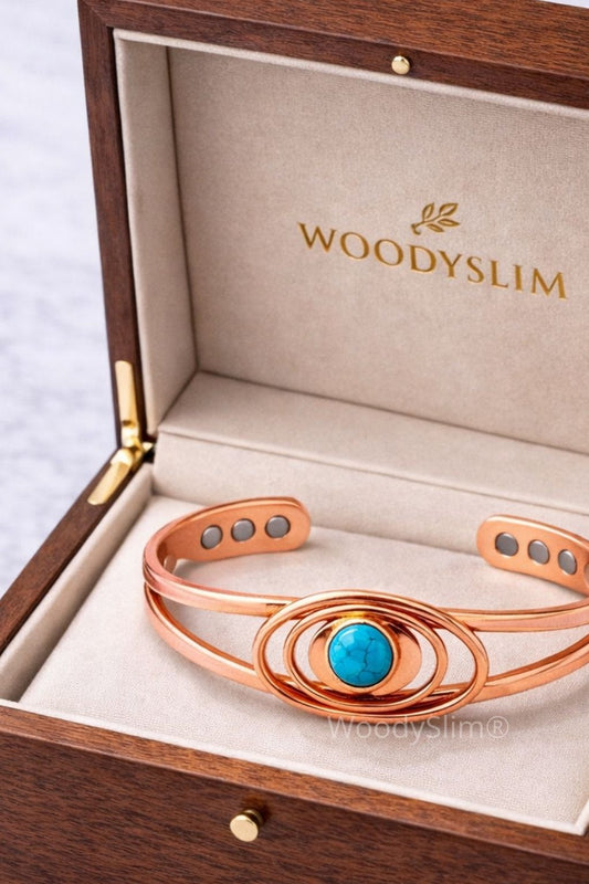 Bracelet magnétique en cuivre avec pierre turquoise, présenté dans un écrin WoodySlim® en bois foncé et intérieur crème. Logo doré gravé à l’intérieur du couvercle, ambiance haut de gamme et raffinée.