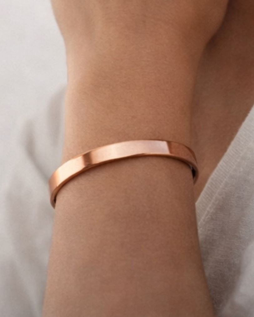 Bracelet en cuivre WoodySlim porté au poignet dans un usage quotidien simple et naturel