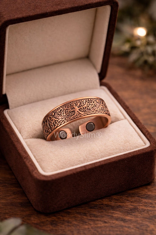 Bracelet en cuivre gravé motif arbre de vie présenté dans un écrin marron, bracelet rigide ouvert avec pastilles intérieures visibles, bijou WoodySlim.