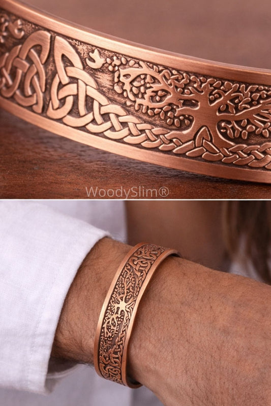 Bracelet en cuivre gravé motif arbre de vie et entrelacs celtiques porté au poignet, bracelet rigide ouvert avec finition cuivre rosé, bijou WoodySlim.
