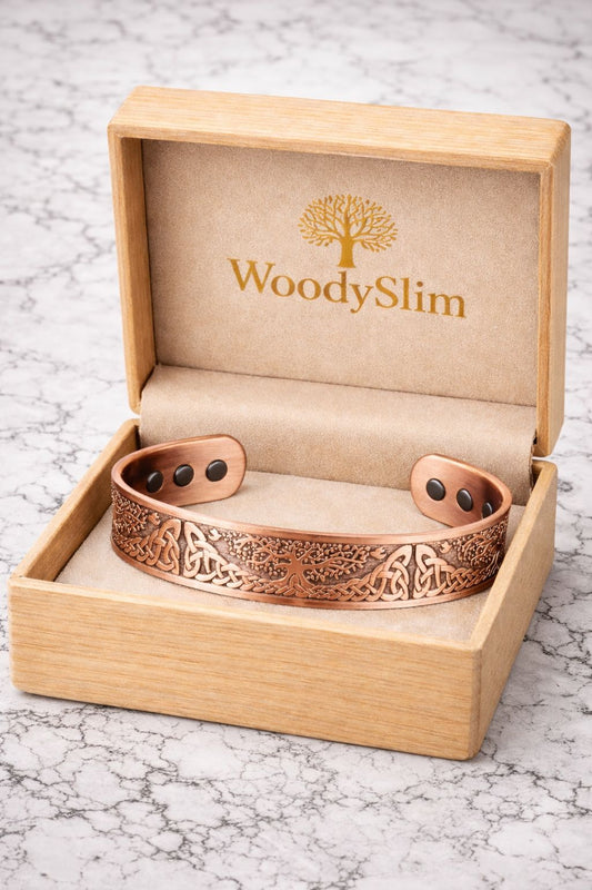 Bracelet en cuivre gravé avec motif arbre de vie, présenté seul dans un écrin en bois clair WoodySlim, intérieur beige, sur fond marbré clair, bijou en cuivre magnétique haut de gamme.