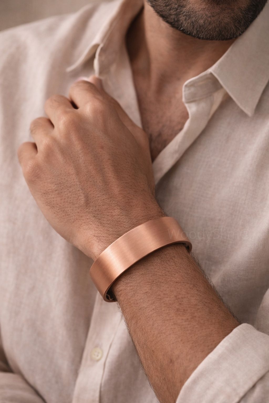 Bracelet manchette en cuivre mat WoodySlim porté par un homme, bijou magnétique au design sobre et puissant, esthétique haut de gamme.
