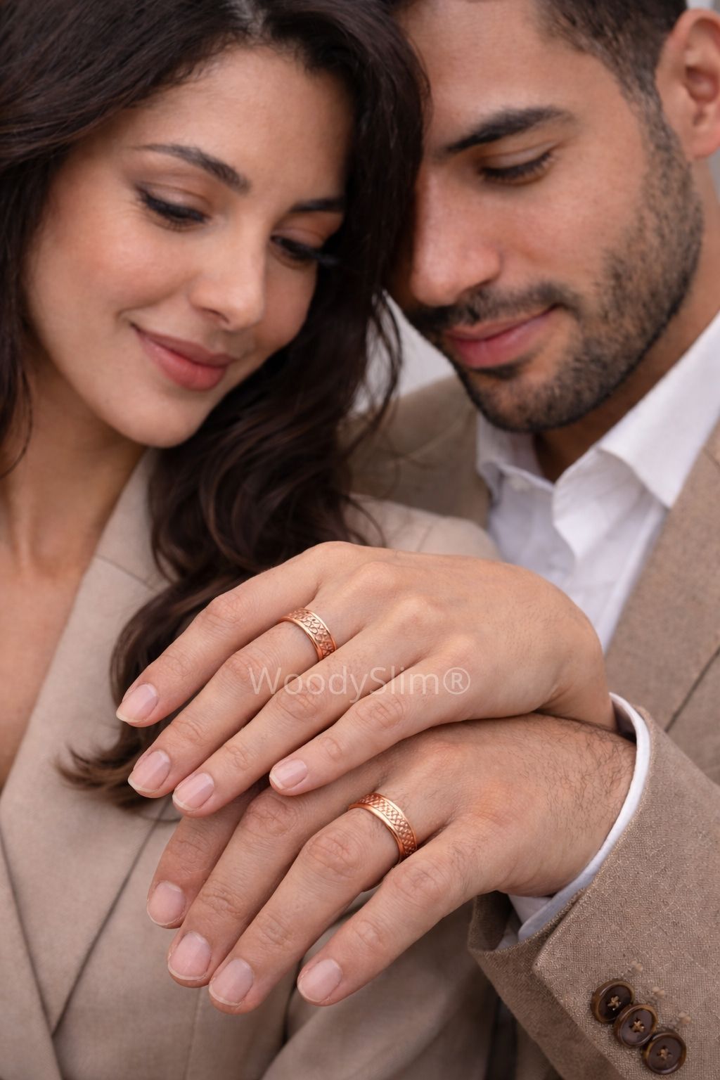 Couple portant chacun un bijou en cuivre, mise en scène élégante mettant en valeur des bracelets et bagues en cuivre assortis, bijoux WoodySlim.