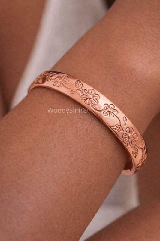 Gros plan sur la gravure florale du bracelet en cuivre WoodySlim, motifs délicats travaillés dans le cuivre, finition artisanale haut de gamme