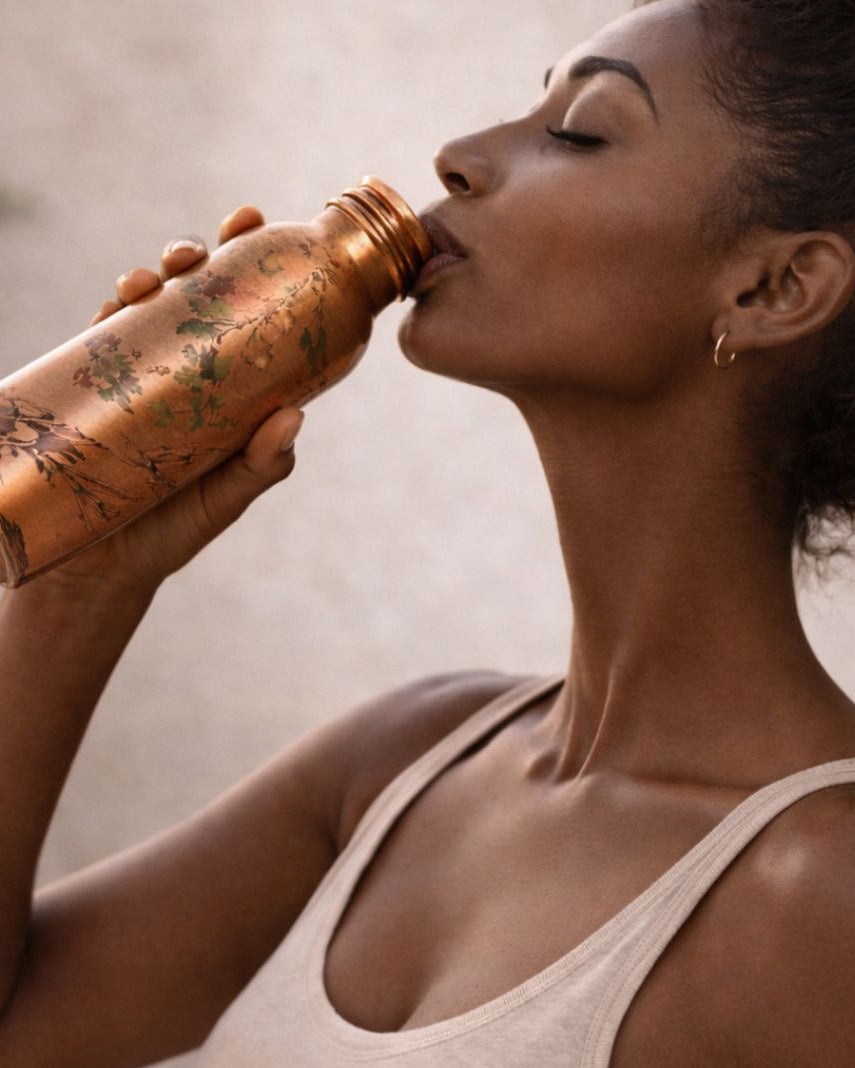 Gourde en cuivre WoodySlim utilisée au quotidien pour boire dans un rituel simple et naturel