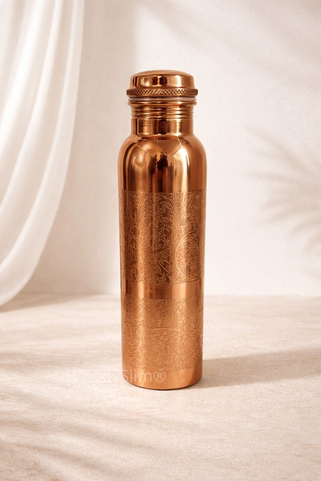 Gourde en cuivre gravée WoodySlim posée debout, bouteille en cuivre naturel au design artisanal et finition haut de gamme