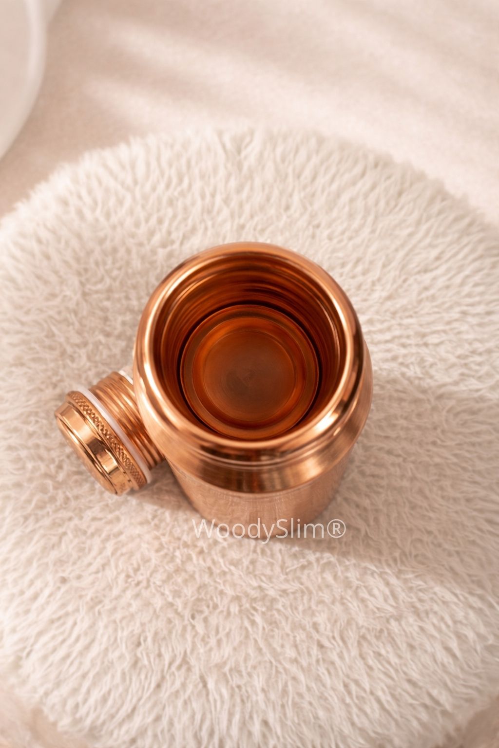 Intérieur d’une gourde en cuivre naturel WoodySlim montrant la finition lisse du cuivre, bouteille conçue pour l’eau et les boissons