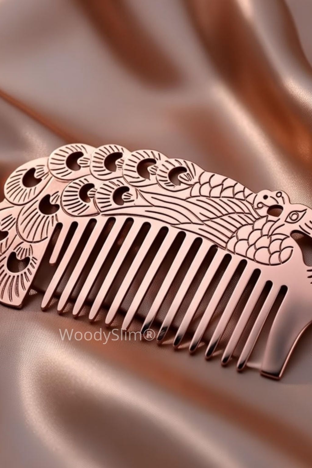 Peigne en cuivre gravé avec motif paon et dents larges, présenté seul sur un tissu satiné, accessoire cheveux WoodySlim.