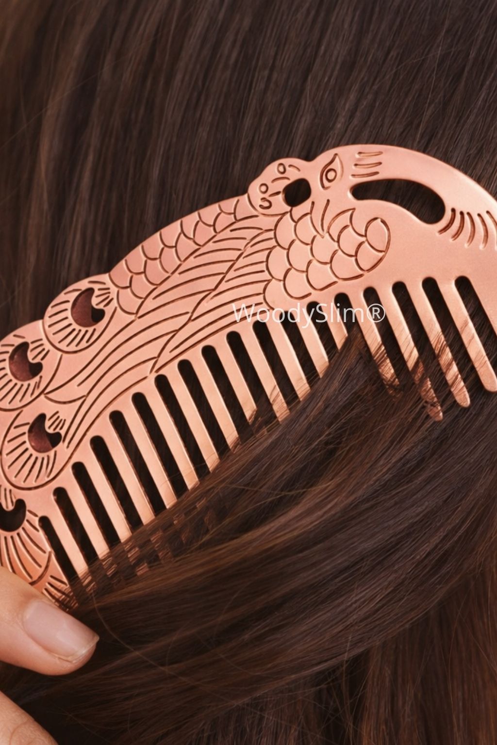 Peigne en cuivre gravé utilisé dans des cheveux longs et bruns, dents larges adaptées au coiffage, accessoire WoodySlim.