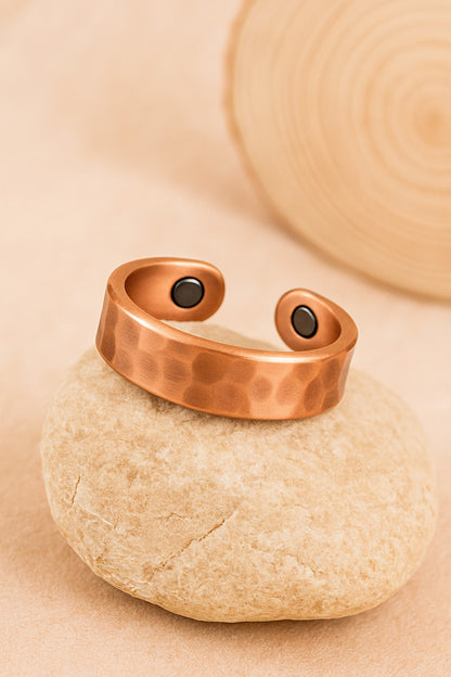 Bague cuivre magnétique unisexe – Vue produit sur support naturel