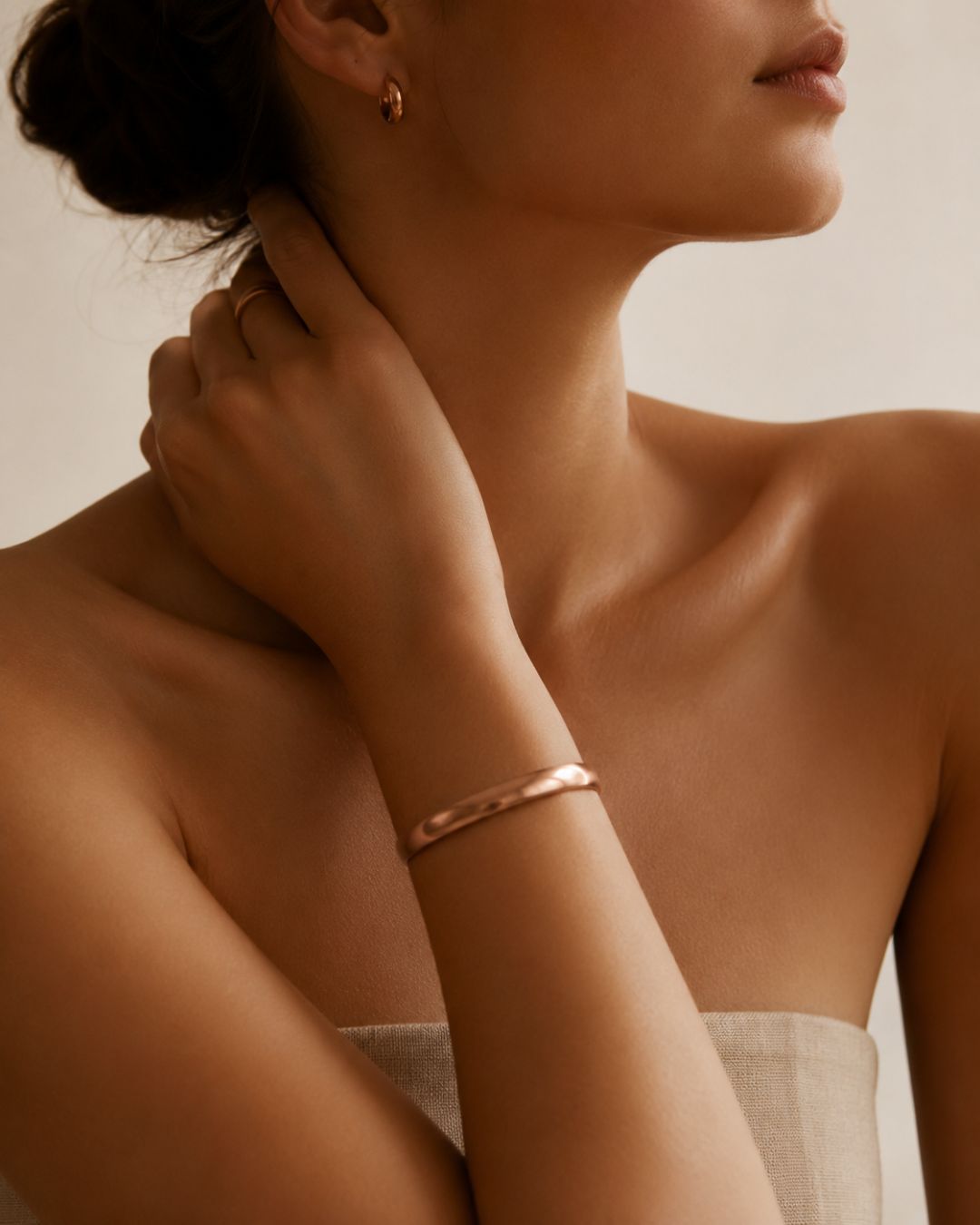 Femme portant un bracelet en cuivre WoodySlim dans un univers bien-être minimaliste et haut de gamme