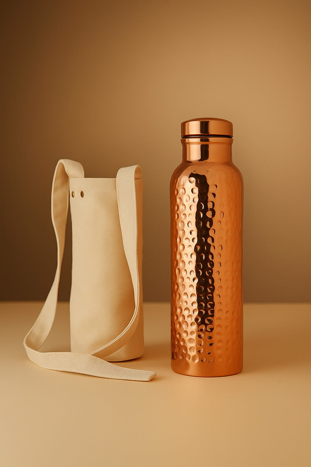 Gourde en cuivre martelé haut de gamme avec sac en toile naturelle – Accessoire d’hydratation bien-être écoresponsable, style ayurvédique