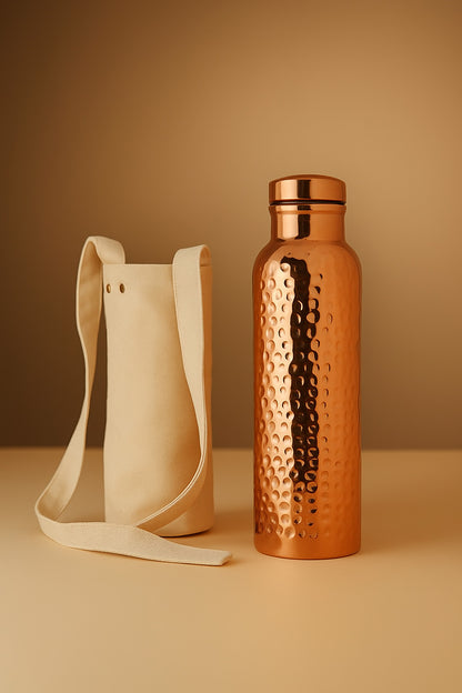 Gourde en cuivre martelé haut de gamme avec sac en toile naturelle – Accessoire d’hydratation bien-être écoresponsable, style ayurvédique