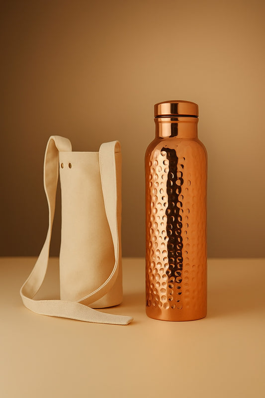 Gourde en cuivre martelé haut de gamme avec sac en toile naturelle – Accessoire d’hydratation bien-être écoresponsable, style ayurvédique