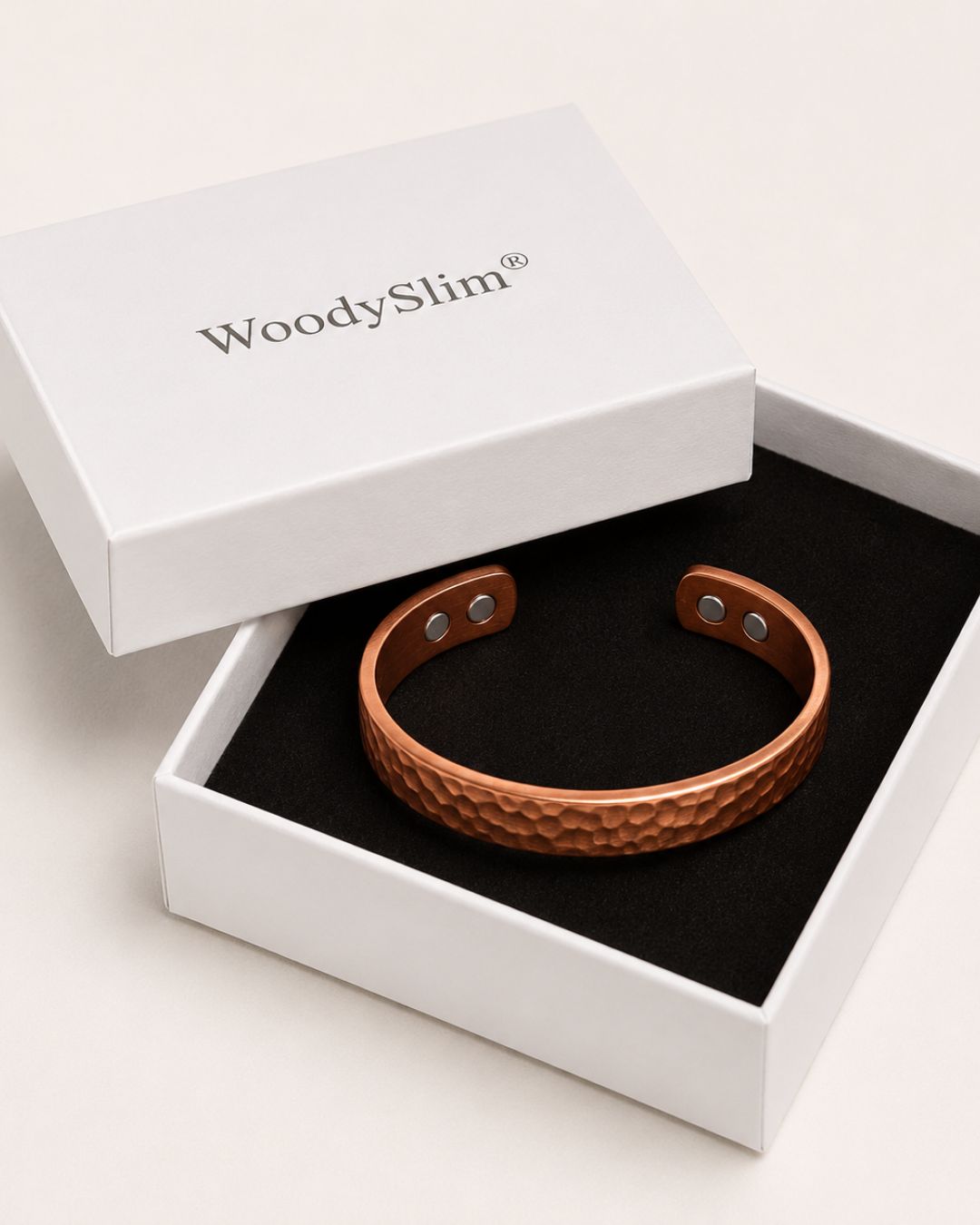 Bracelet en cuivre martelé WoodySlim présenté dans sa boîte cadeau blanche.