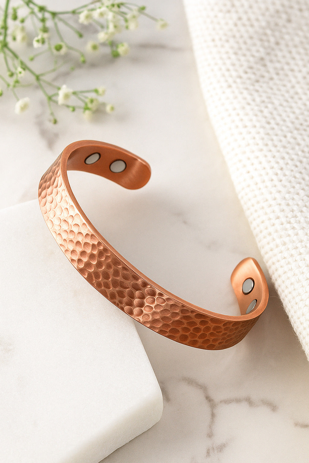 Bracelet bien-être en cuivre martelé pour homme et femme – WoodySlim