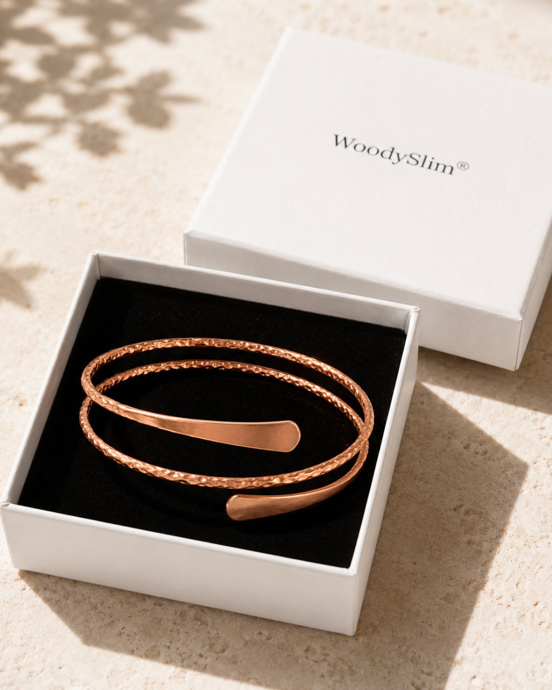 Bracelet en cuivre ELEGANCE double rang WoodySlim présenté dans un écrin blanc haut de gamme