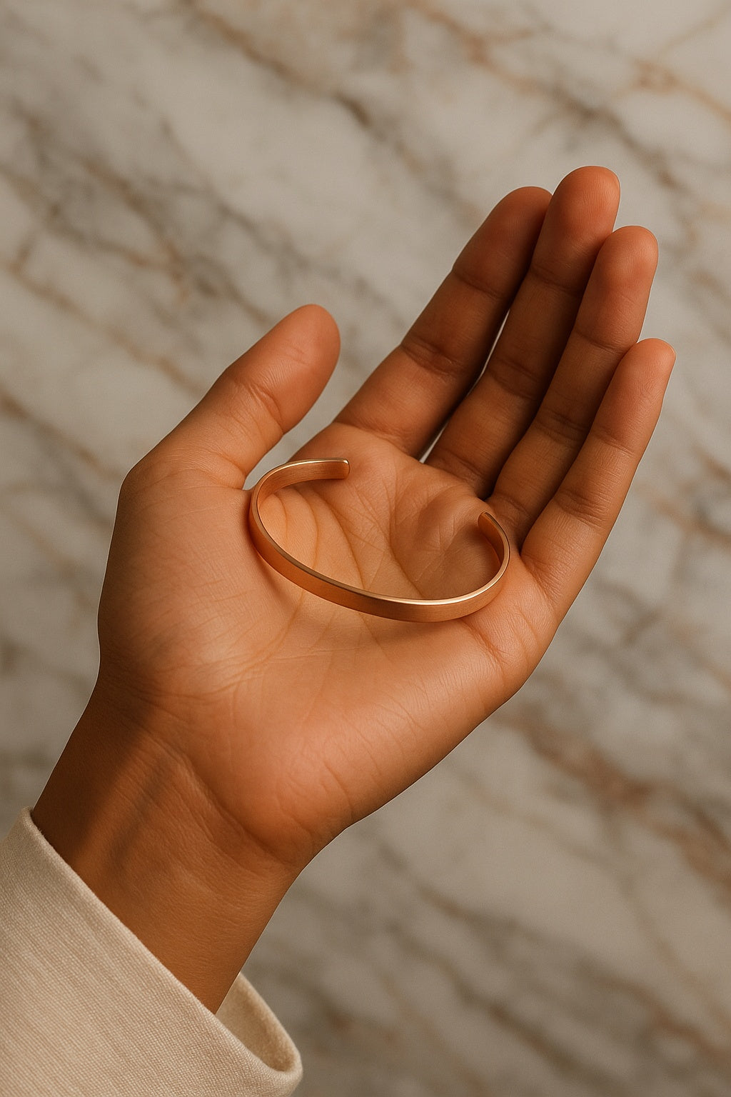 Bracelet en cuivre posé dans une main – matière noble et vivante