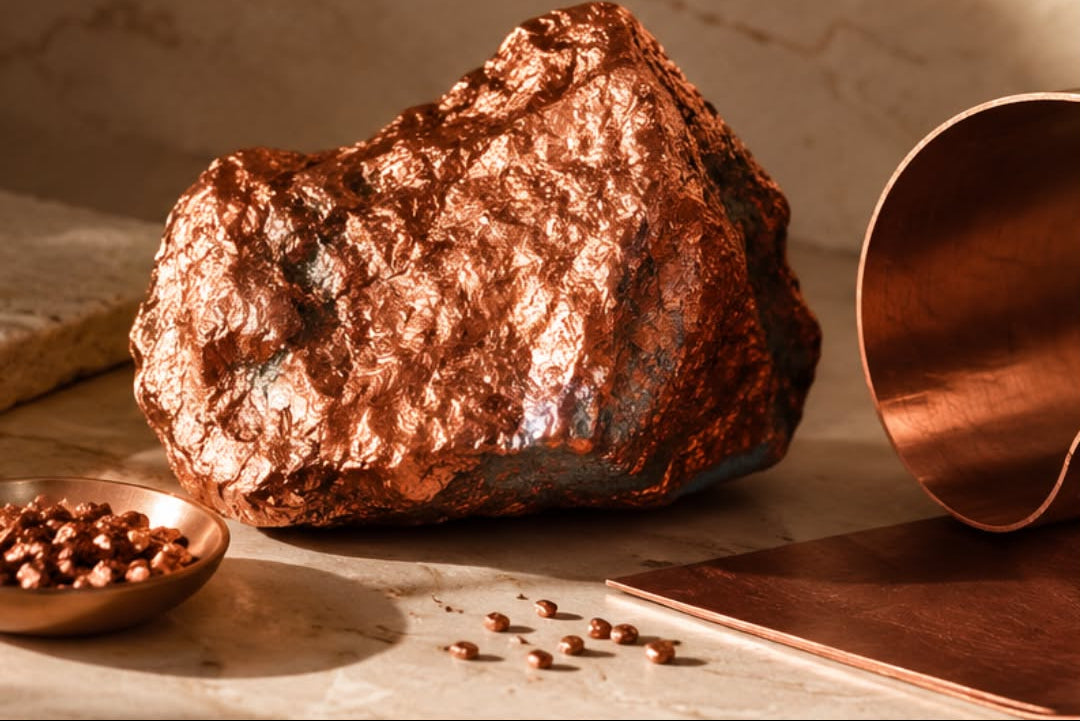 Cuivre brut, copeaux et plaques de cuivre présentés comme matière noble dans les rituels WoodySlim.