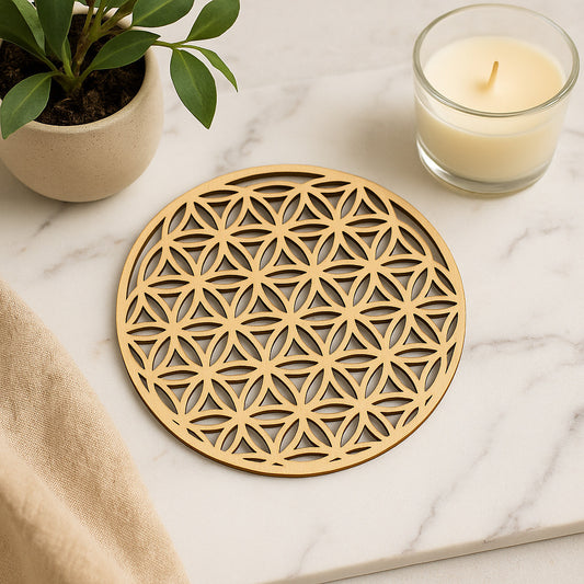 Fleur de Vie en bois naturel sur fond marbré avec bougie et plante – décoration énergétique et support vibratoire WoodySlim