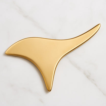 Outil guasha en cuivre pur 99,9 % pour massage visage, cou, épaules et zones musculaires – accessoire bien-être haut de gamme, design ergonomique, fond marbré blanc – WoodySlim