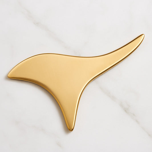 Outil guasha en cuivre pur 99,9 % pour massage visage, cou, épaules et zones musculaires – accessoire bien-être haut de gamme, design ergonomique, fond marbré blanc – WoodySlim