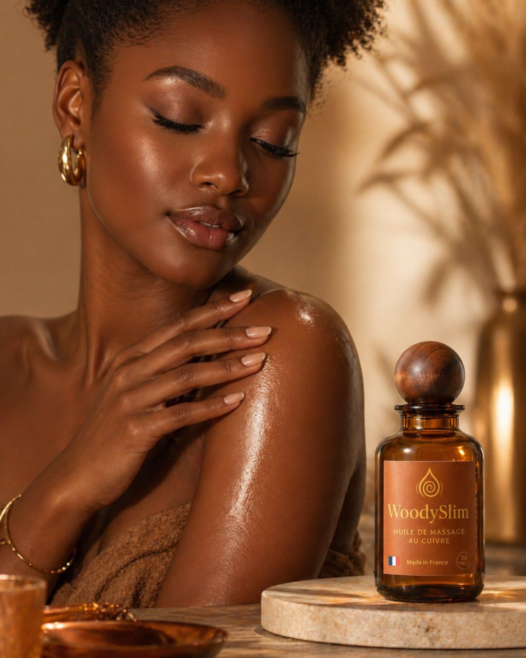 femme qui se masse avec l'huile de massage woodyslim ton luxe