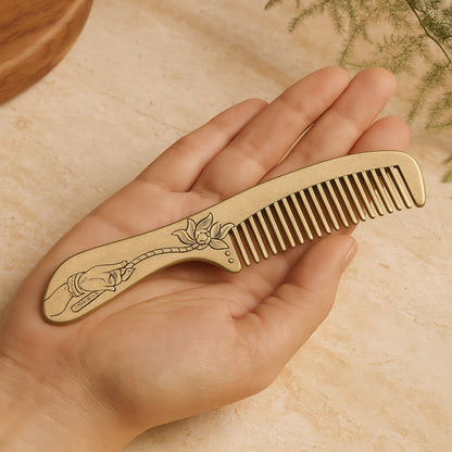 Peigne en cuivre massif gravé lotus tenu dans une main, accessoire de soin capillaire artisanal WoodySlim