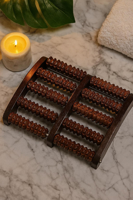 Rouleau de réflexologie WoodySlim – soin plantaire avec accessoire en bois, lumière chaude, peau nourrie et détente musculaire.