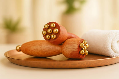 Outils de massage WoodySlim – instruments en bois naturel avec embouts sphériques en cuivre, scène bien-être sur plateau luxueux, ambiance spa raffinée.